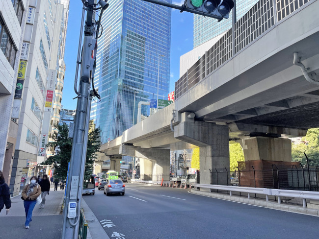 イースト渋谷ビル前面の六本木通り