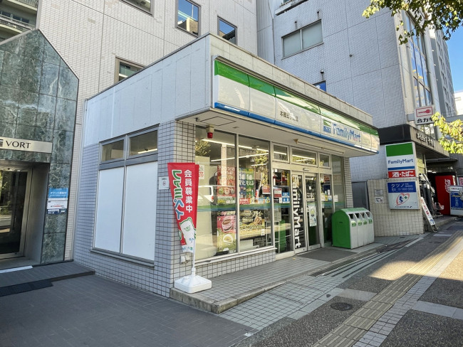 向かいのファミリーマート 本郷五丁目店