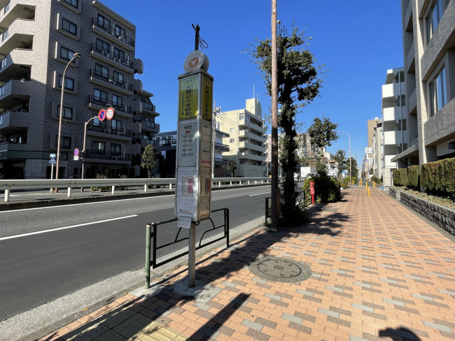至近のバス停「大岡小学校前」