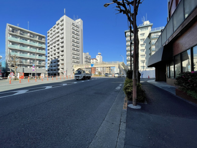 EFGビル前面の通り
