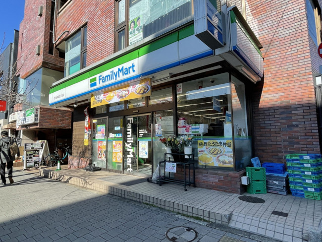 徒歩2分のファミリーマート世田谷新町3丁目店