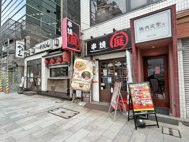 付近には飲食店が充実
