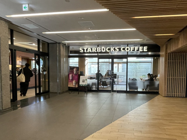 徒歩2分のスターバックスコーヒー神宮前6丁目店