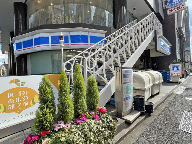 徒歩3分のローソン南青山二丁目店