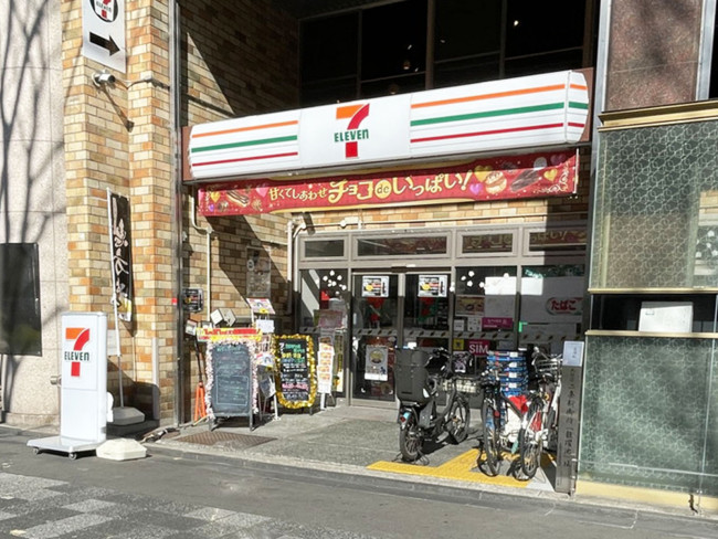 並びにあるセブンイレブン 京都御池通龍池町店