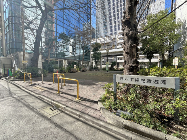 向かいの西八丁堀児童遊園
