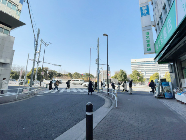 トーシン信濃町駅前ビル前面の通り