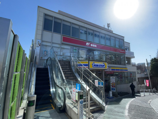 徒歩2分の信濃町駅前郵便局