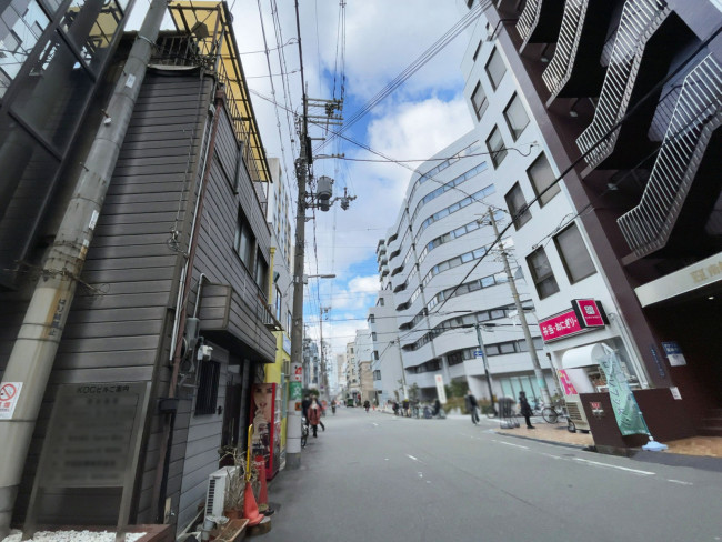 大阪写真会館前面の通り