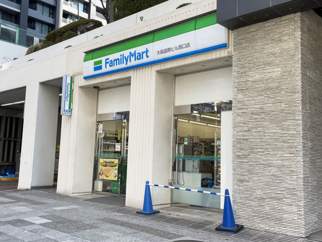 向かいにあるファミリーマート 大阪国際ビル西口店