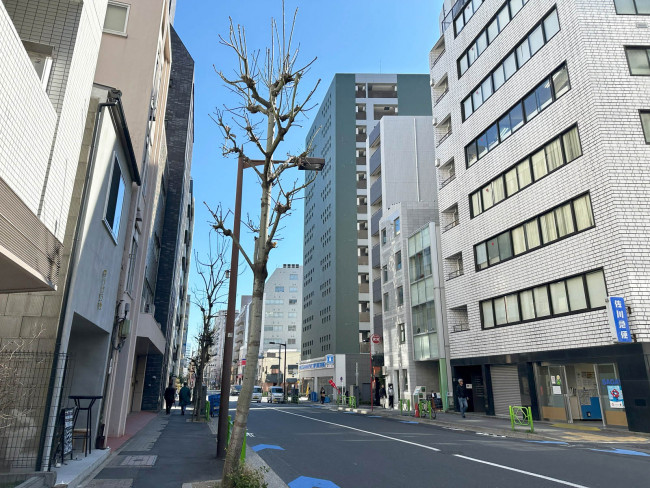 新富町1丁目ビル前面の通り