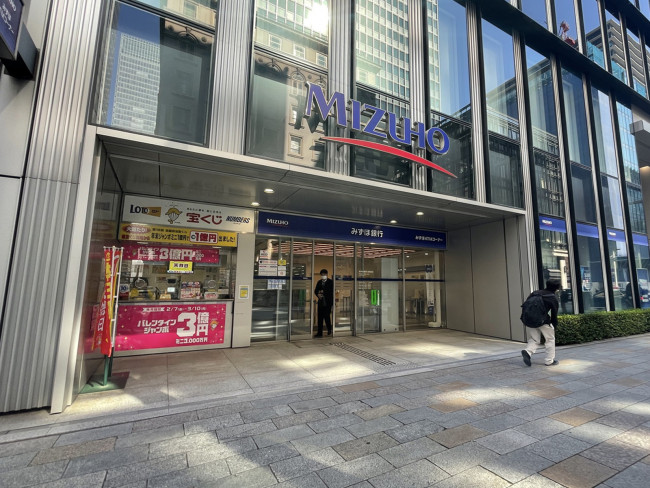 徒歩1分のみずほ銀行 京橋支店