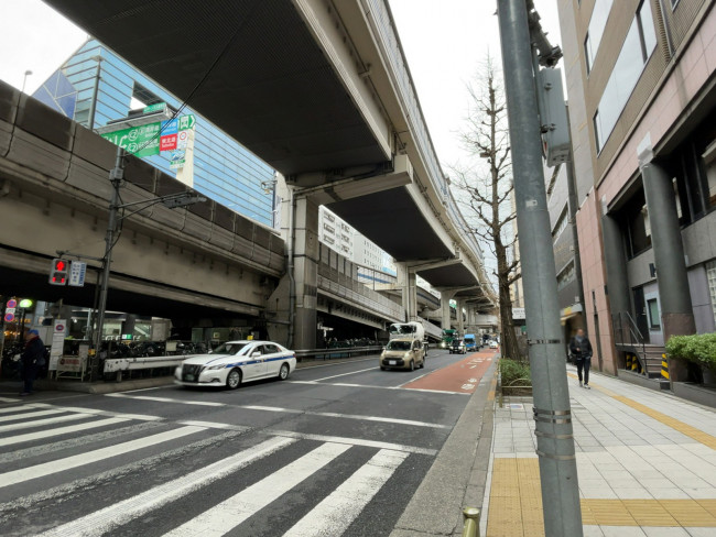 信田ビル前面の通り