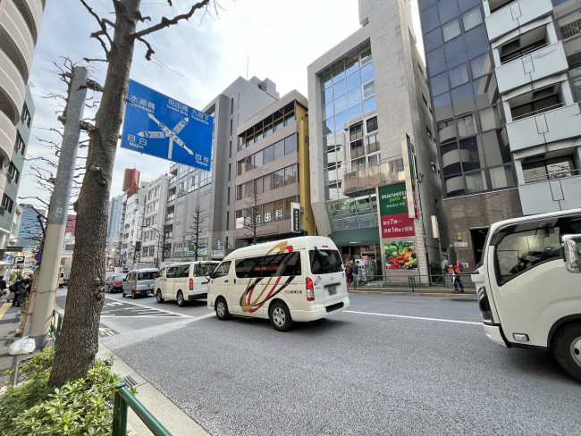 安田ビル前面の大久保通り