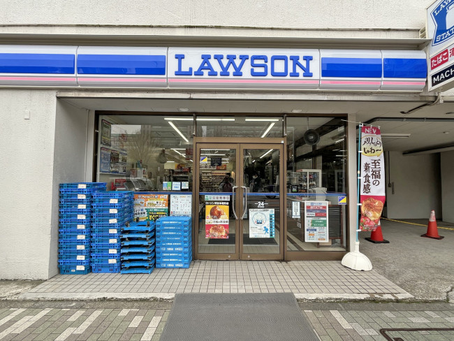 徒歩2分のローソン四谷本塩町店
