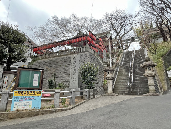 徒歩8分の市谷亀岡八幡宮