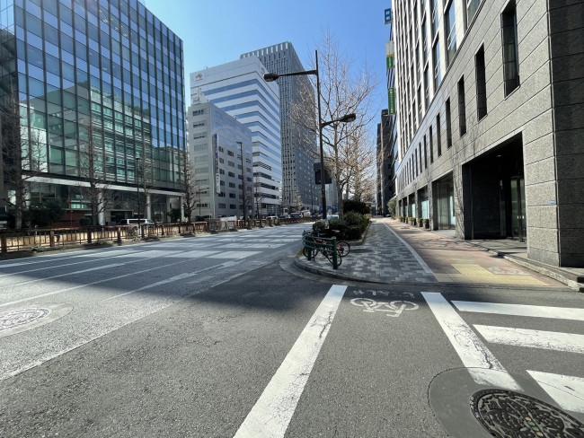 京橋YSビル前面の通り