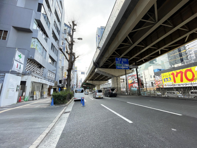 UMEDA EAST CROSS前面の通り