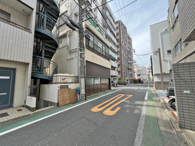 小林ビル前面通り