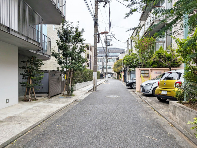 オフィスビル前面の通り