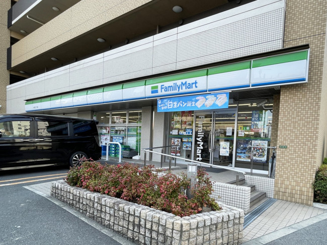 並びにあるファミリーマート 本庄西二丁目店