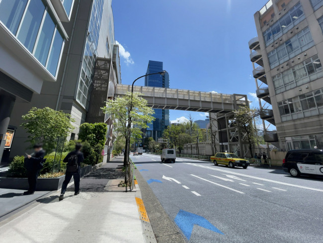 愛宕山PREX前面の通り