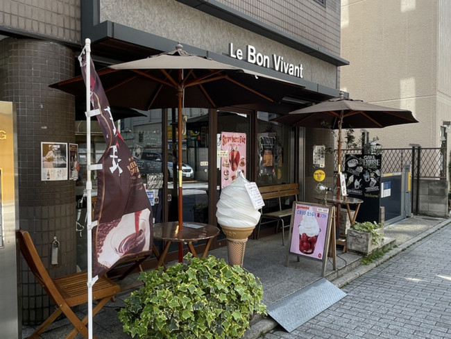 周辺には飲食店があり