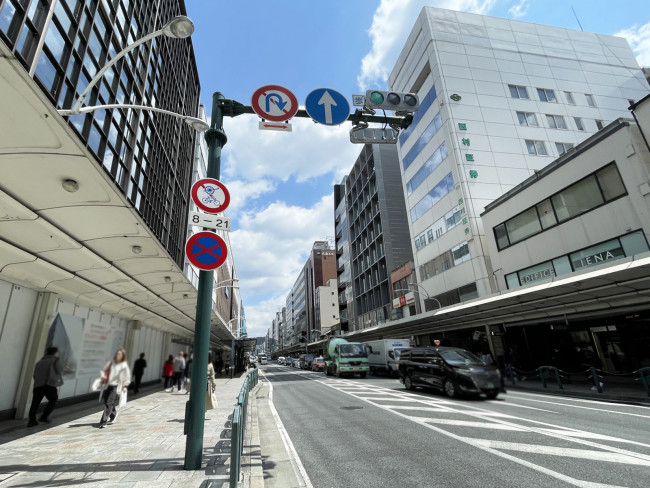 日本生命四条ビル前面の通り