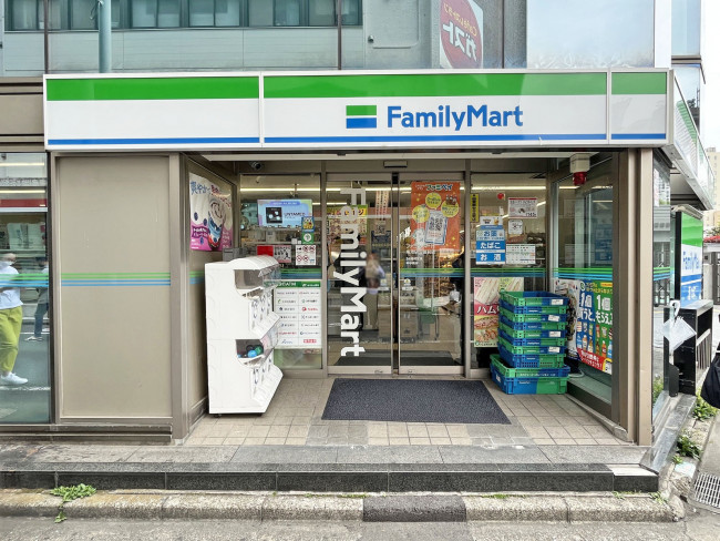 徒歩2分のファミリーマート 南池袋公園前店