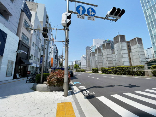 サンダー心斎橋ビル前面の通り