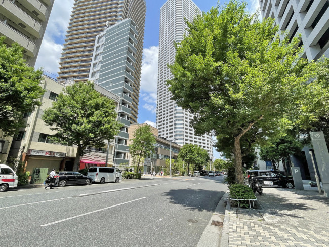 西新宿プライムビル前面の十二社通り