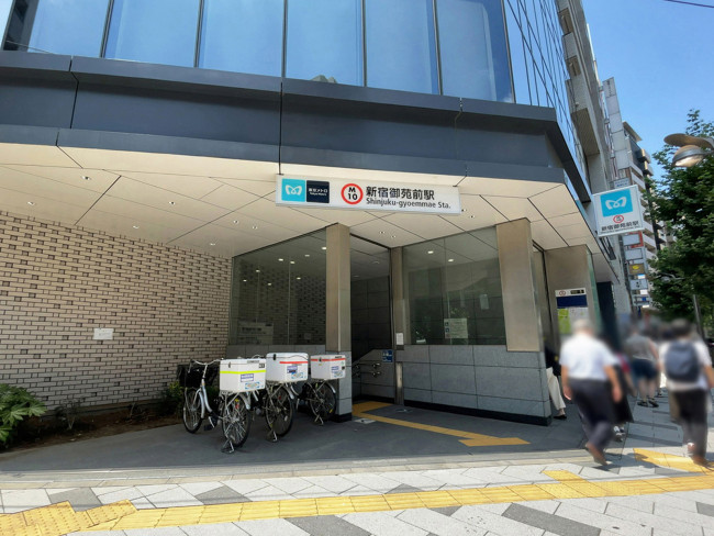 最寄りの「新宿御苑前駅」