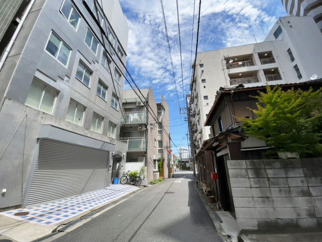 ビルブロッサム前面の通り