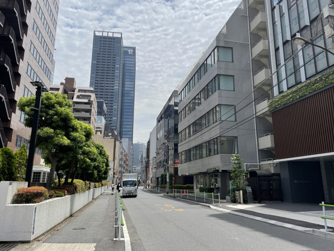 芝ファールビルディング前面の通り