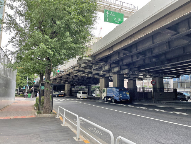 フォーラム日本橋前面の通り