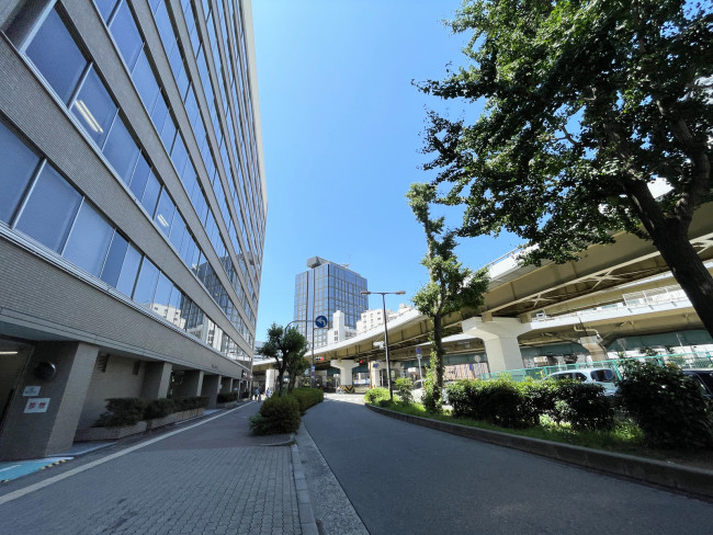 新大阪MTビル1号館前面の通り