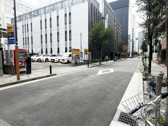 SG日本橋本町ビル前面の本銀通り