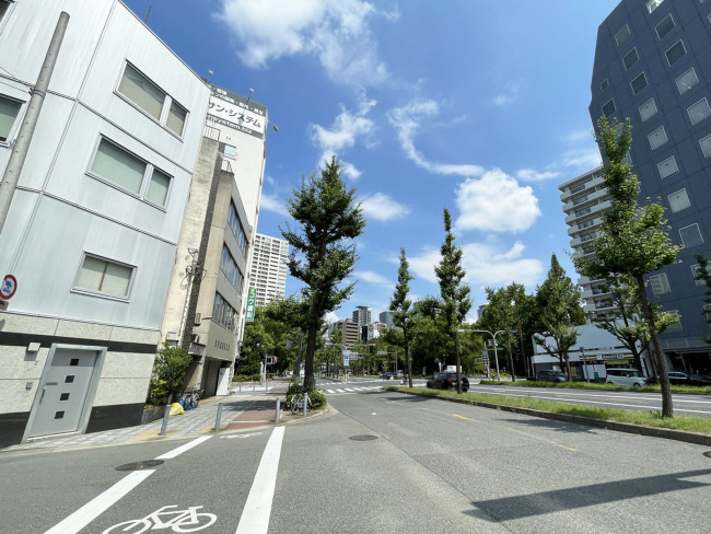 なにわ筋本町MIDビル前面の通り