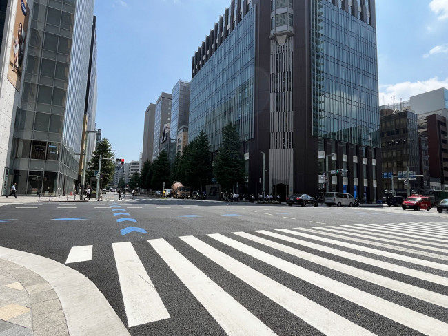 第一生命京橋キノテラス前面の鍛冶橋通り