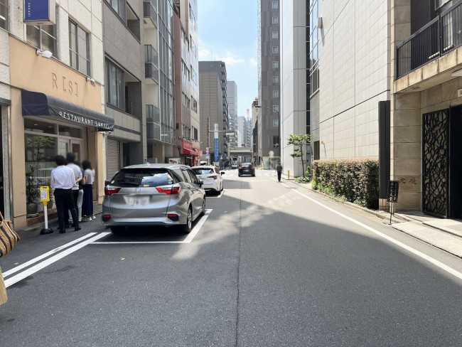 サカキビル前面の京橋宝通り