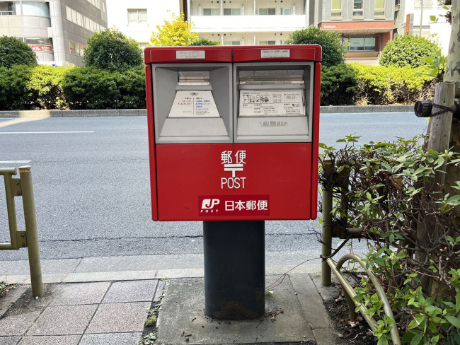 ビル前の郵便ポスト