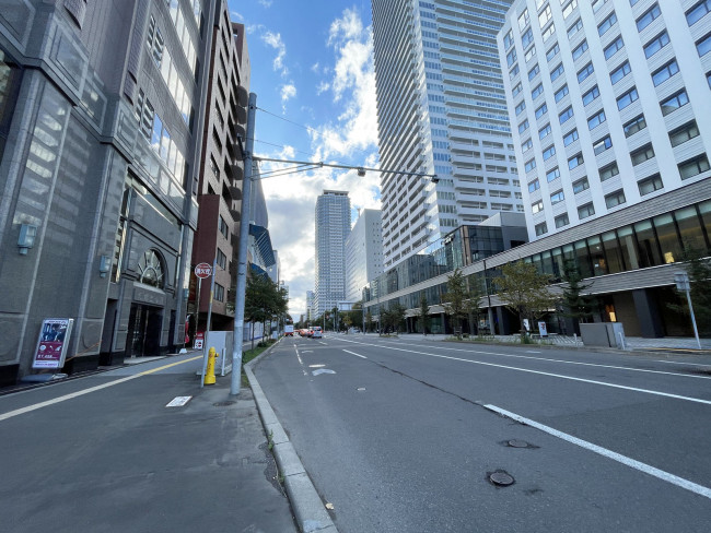 丸増ビルNo.18前面の北8条通り