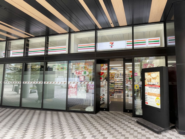 同じ通りにあるセブン-イレブン ホテルエミオン札幌店