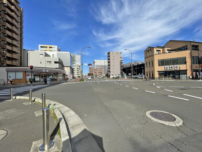 仙台東口ビル前面の東八番丁通り