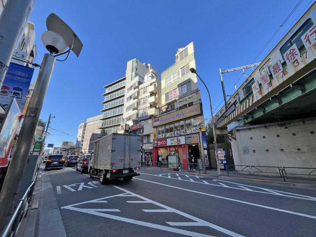 大久保センタービルビル前面の大久保通り