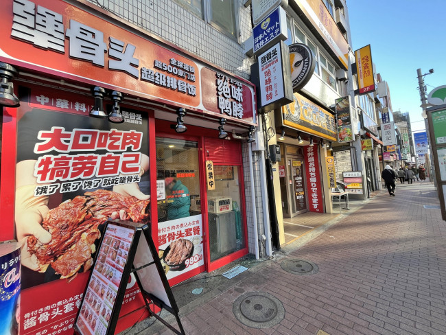 付近には飲食店が充実