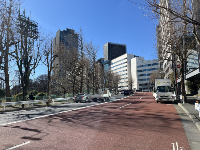 ストリーム市ヶ谷前面の外堀通り