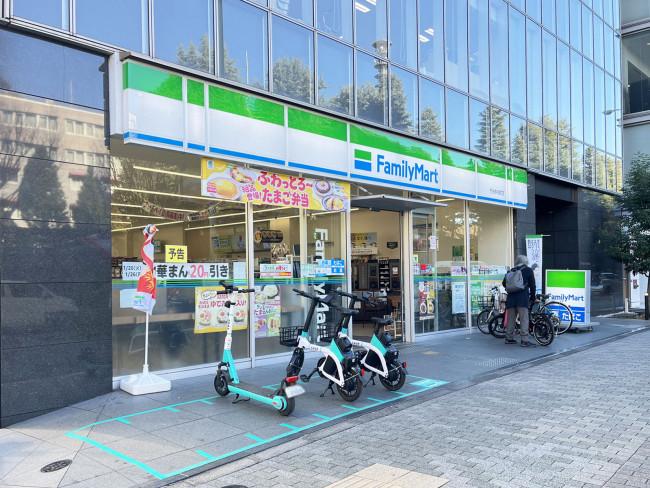 徒歩3分のファミリーマート 市谷本村町店