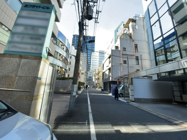 芝ブライトビル前面の通り