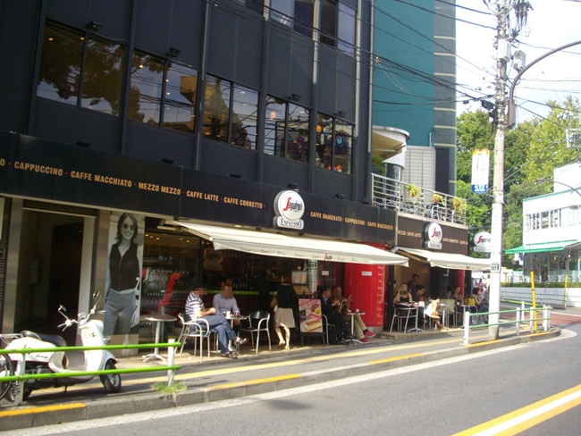 飲食店が多い「広尾駅」前